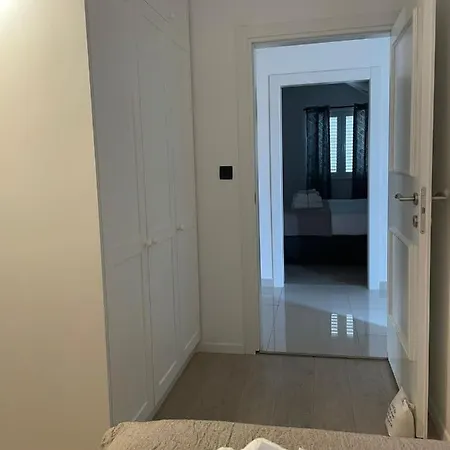 Deana Apartment